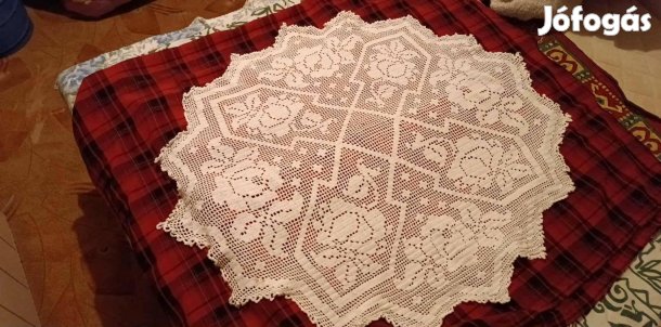 Kézzel horgolt csipke terítő 87 cm X 100 cm