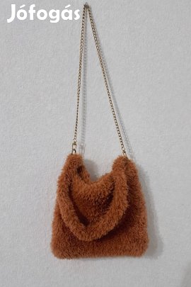 Kézzel horgolt teddy válltáska arany lánccal - egyedi, trendi