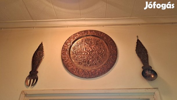 Kézzel készített réz fali dísz.