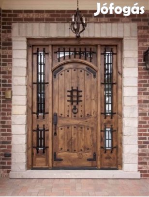 Kézzel készített rusztikus bejárati ajtók .
