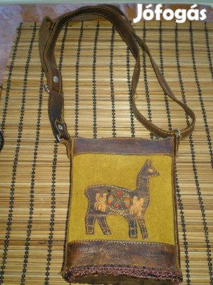 Kézzel készült bőr kistáska lámával az elején