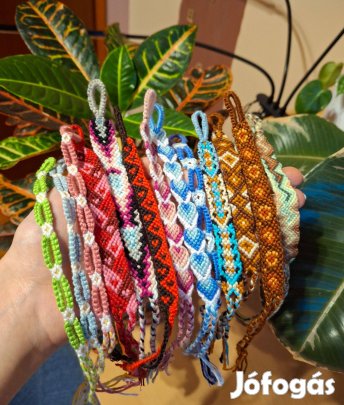 Kézzel készült fonott barátságkarkötők