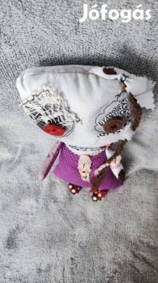 Kézzel készült szörnybaba