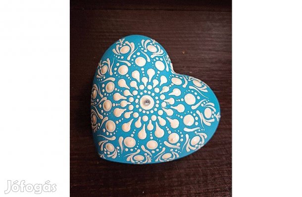 Kézzel készült türkiz-fehér szívecske