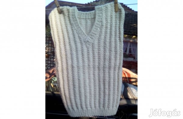 Kézzel kötött Ajándékozható mellény 2 db 43x35 cm. 1500 ft/db