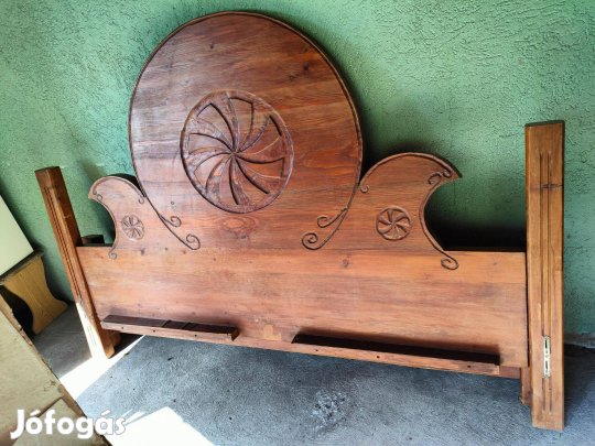 Kézzel vésett faragott fa ágy + 2 éjjeliszekrény antik hatású v csere
