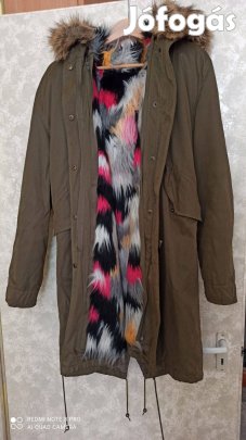 Khaki zöld műszőrmével bélelt hosszú télikabát, parka kabát