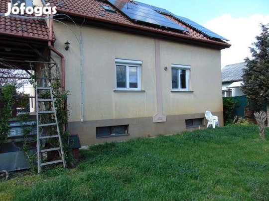 Kiadó 120 nm-es bútorozott, nappali+ 4 szobás, klímás, családi ház!