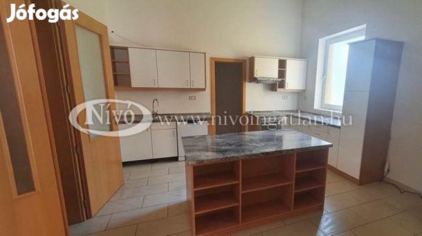 Kiadó 160 nm-es tégla lakás Veszprém