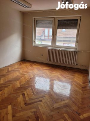 Kiadó 1.emeleti lakás Jászberény központjában