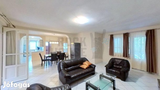 Kiadó 2+2 félszobás lakás garázzsal Békéscsaba belvárosához közel