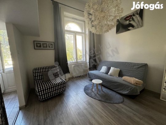 Kiadó 2 szobás, hangulatos, galériás lakás a belváros szívében!