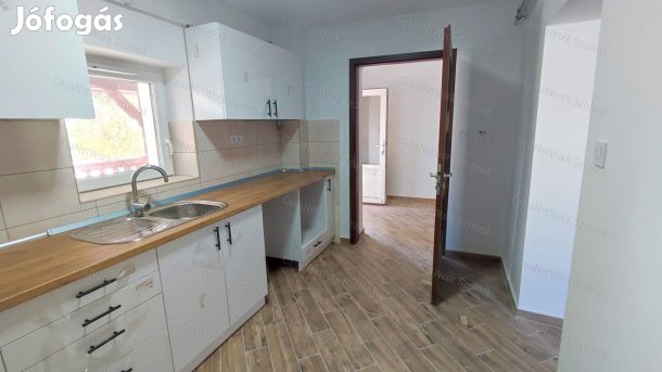 Kiadó 3 szobás családi házrész Cserkeszőlőn