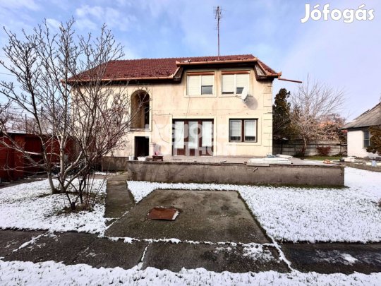 Kiadó 5 szobás emeletes családi ház Cegléden