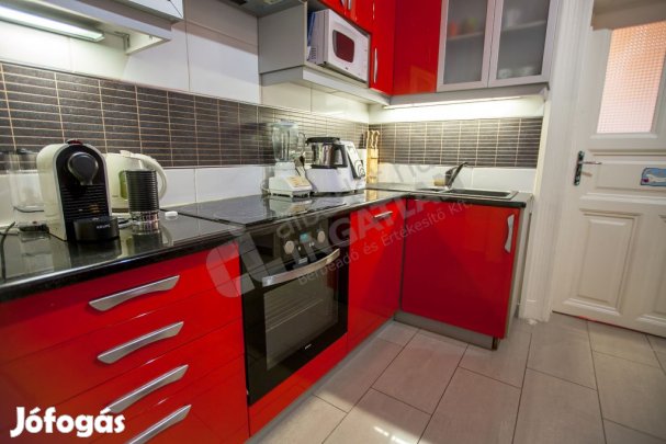 Kiadó Belső-Ferencvárosban a Közraktár utcán felújított 2 külön szobás