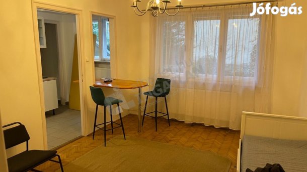 Kiadó Donáti utcában felújított, kertre néző, berendezett garzonlakás