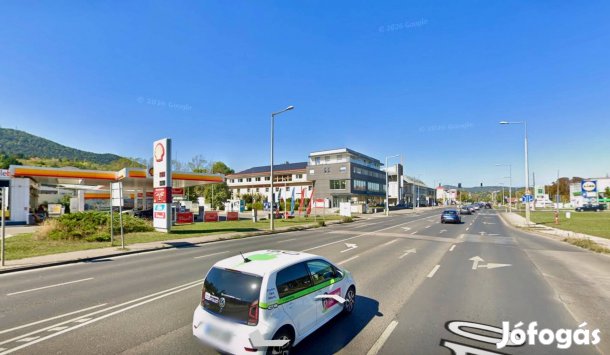 Kiadó Felújított, Utcai, Bemutató Terem Üzlethelyiség Saját Parkolóval