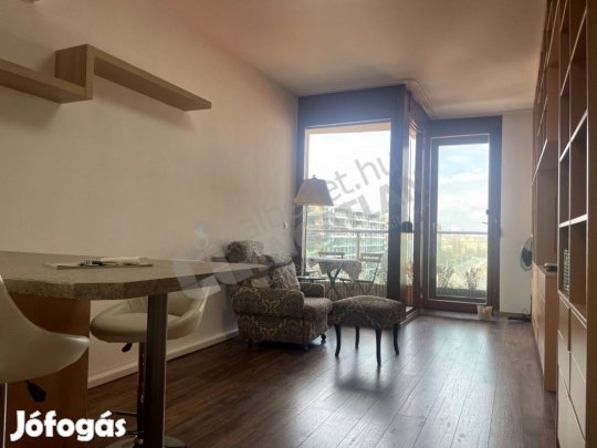Kiadó Kárpát utcában Kleopátra házban, 2 szobás, erkélyes lakás!