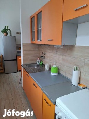 Kiadó Pécs belvárosában első emeleti 37 nm es galériázott téglalakás