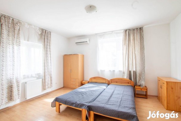 Kiadó Szálláshely 30 Főnek Vecsésen Parkolóval, Konyhával!