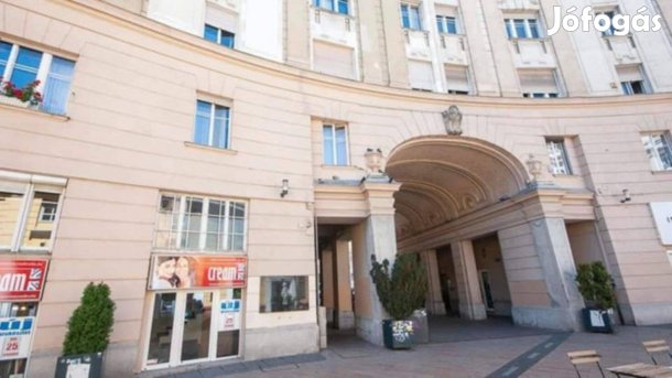 Kiadó Tágas Napfényes Lakás A Corvin MOZI Mellett