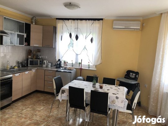 Kiadó (Sorházi 5 szobás ház kis udvarral) 