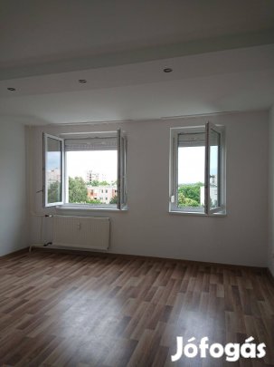 Kiadó: Veszprémben egy szobás lakás, számlaképesen, buszvárók közelben