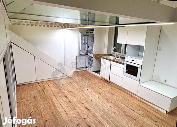 Kiadó a VIII Kisfaludy utcában, FELÚJÍTOTT, 1 szobás, galériás lakás.
