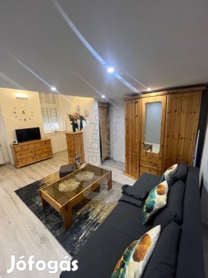 Kiadó a VI ker Zichy J utcában egy kis lakás.