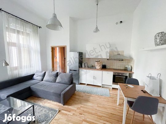 Kiadó a Vörösmarty utcában egy másfél szobás lakás