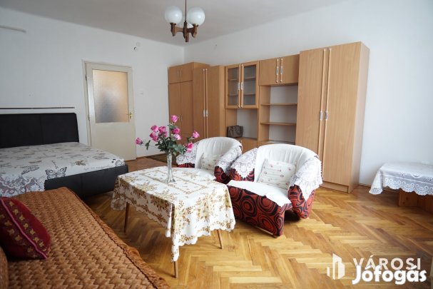 Kiadó belvárosi bútorozott lakás, zárt udvarban