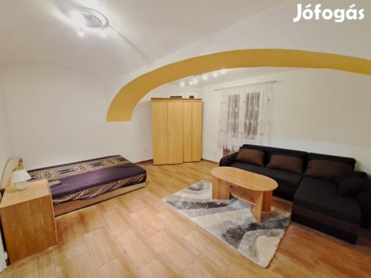 Kiadó belvárosi felújított téglalakás