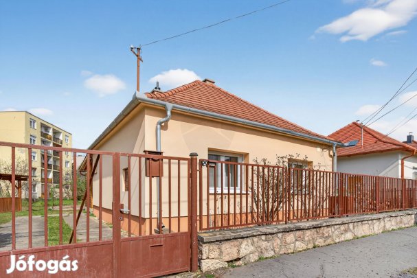 Kiadó családi ház Tatán, a Szent István utcában  nyugodt környezet, t