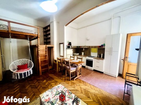 Kiadó galériás garzon a belváros szívében