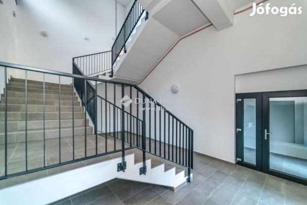 Kiadó irodaépület, Pécs