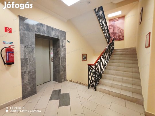 Kiadó irodasor Békéscsaba sétálóutcáján