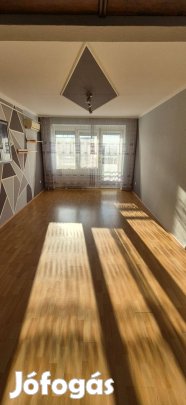 Kiadó lakás - 2 szoba hallos, erkélyes, tóra néző, belvárosközeli