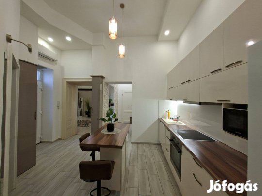 Kiadó lakás a belvárosban, földszinti, autóbeállási lehetőséggel