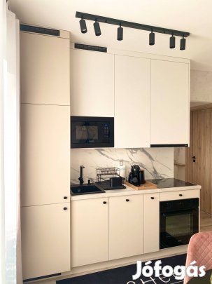 Kiadó luxus belvárosi garzonlakás