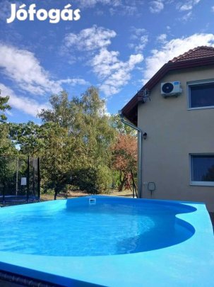 Kiadó medencés vízparttal rendelkező nyaraló Szarvason vízibiciklivel