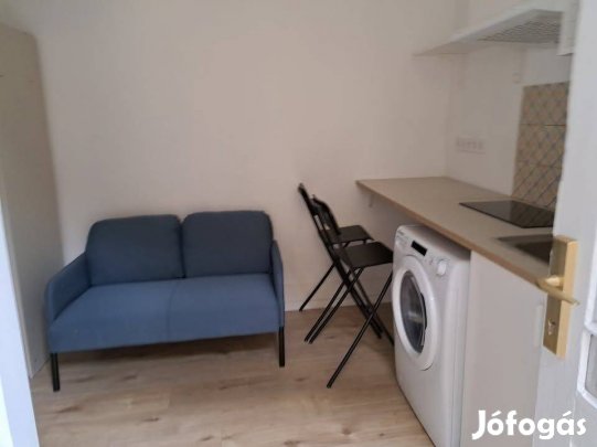 Kiadó minigarzon a metróállomásnál