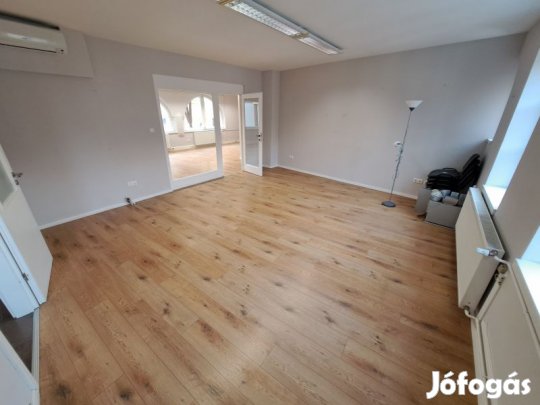 Kiadó napfényes tágas iroda