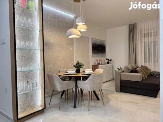 Kiadó nappali + 1 hálós lakás a Zúgó utcán