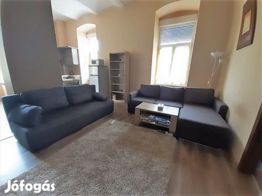 Kiadó nappali + 2 hálós lakás az orvositól 5 percre.