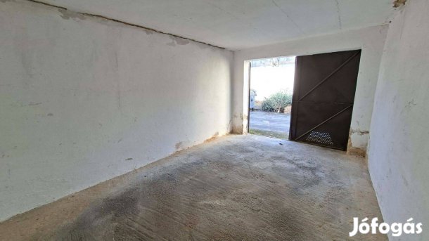 Kiadó önálló zárható garázs Pécs Attila utcában
