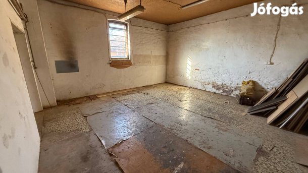 Kiadó raktárhelyiség Csepel központjában utcáról közvetlen megközelí