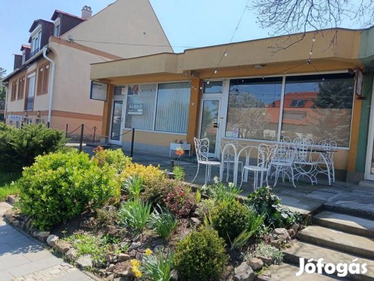 Kiadó teraszos üzlethelység Balatonfüred kiemelt részén