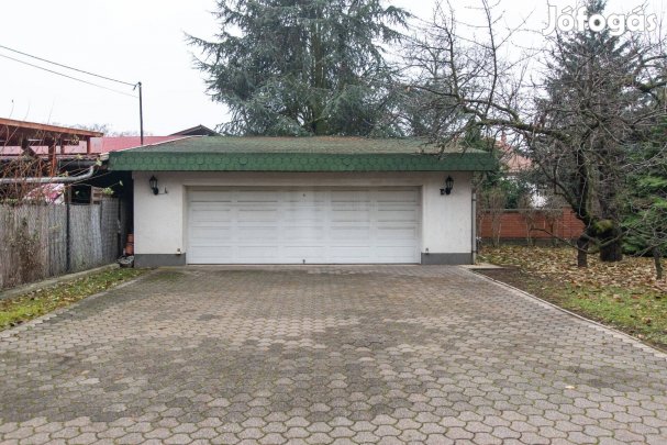 Kiadó teremgarázshely zárt udvarban