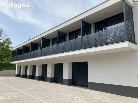 Kiadó új építésű garzon parkolóval