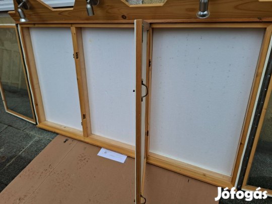 Kiállítószekrény , falra szerelhető